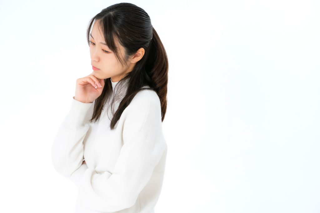 考え事をする女性