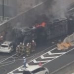 名古屋高速道路にてバスが横転し炎上した様子