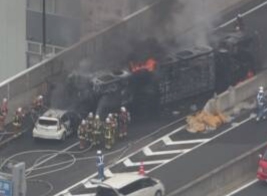 名古屋高速道路にてバスが横転し炎上した様子