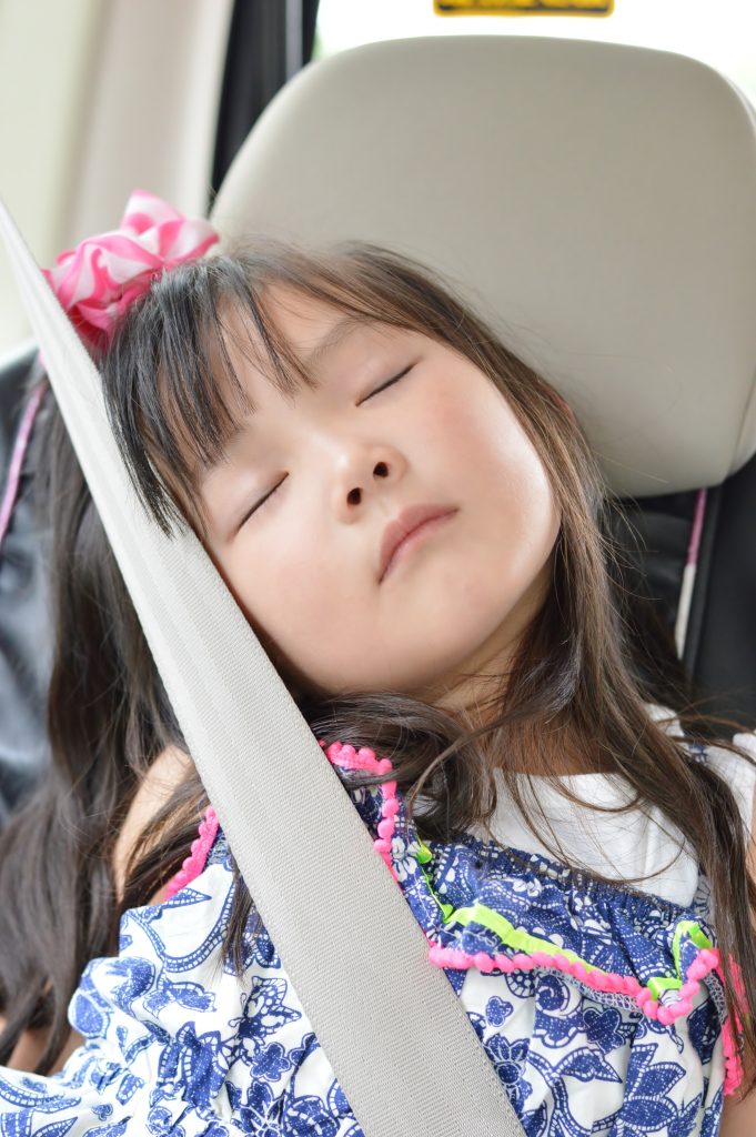 疲れて寝ている女の子