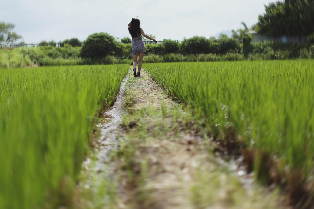 何気ない風景の中をただ歩く女性