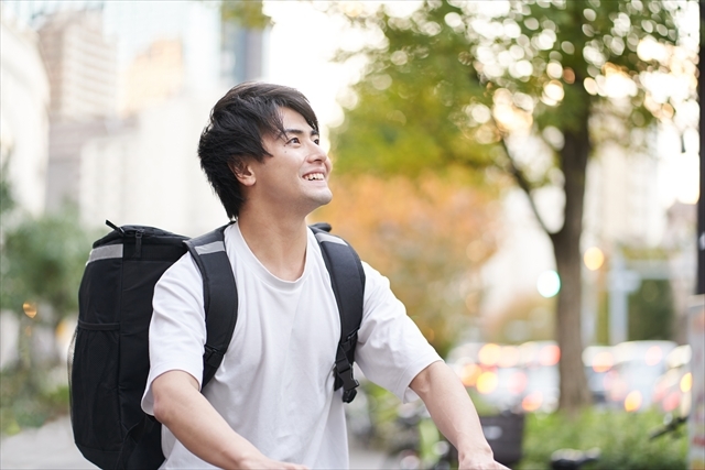 配達（フードデリバリー）をする男性