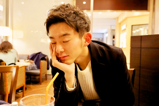 カフェで仮眠をとる男性